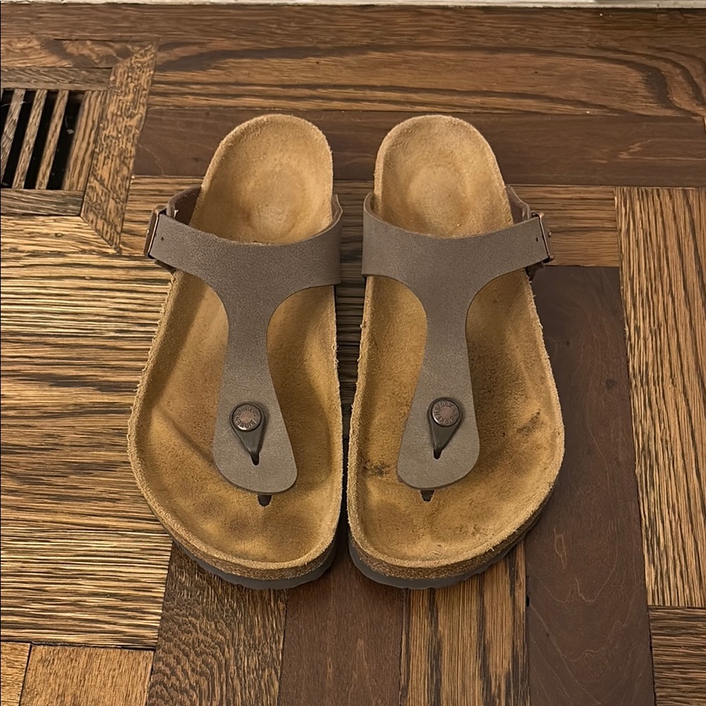 Lightly worn BIRKENSTOCKS!! Size 39/258. Great condition!